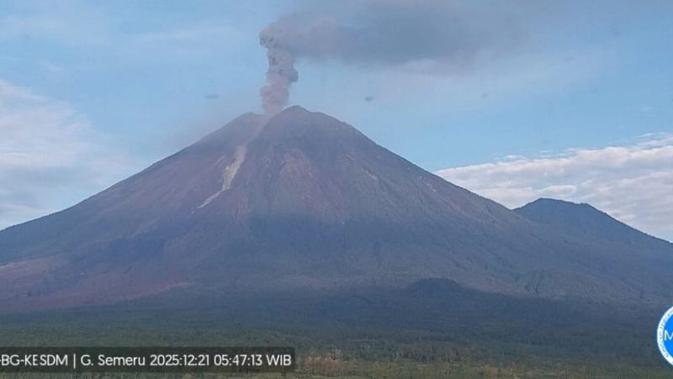 Gunung Semeru Erupsi 30 Kali dalam 6 Jam