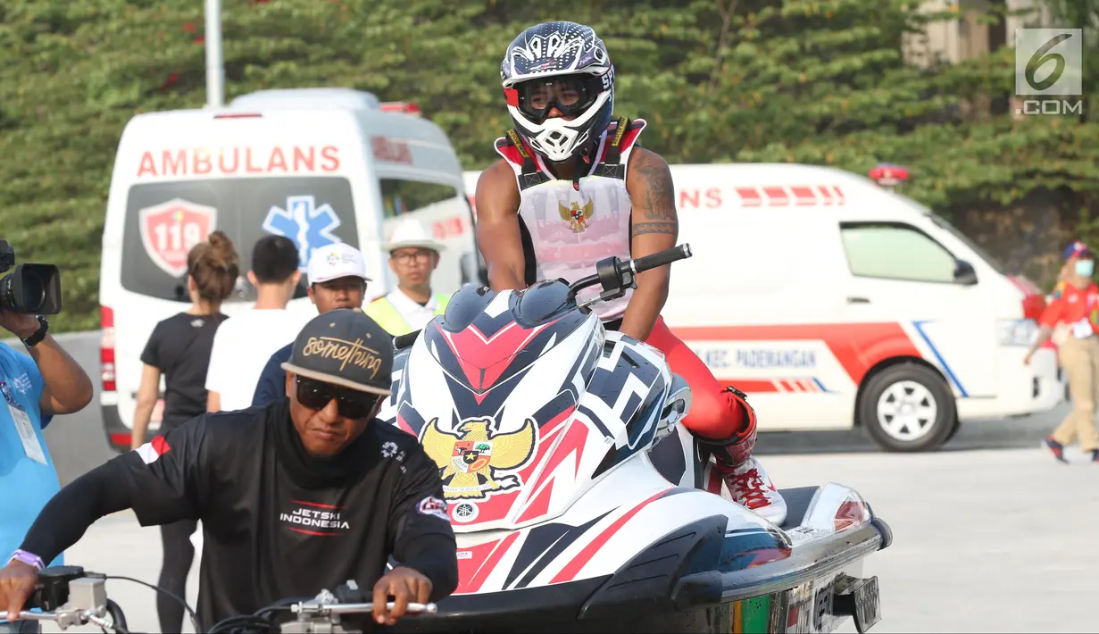 Atlet Jetski Indonesia, Aqsa Sutan Aswar tertunduk saat dievakuasi akibat mesin mati dalam Final Moto4 Jetski kelas Runabout Limited Asian Games di Pantai Ancol, Jakarta, Jumat (24/8). Aqsa harus puas dengan perunggu. (Liputan6.com/Helmi Fithriansyah)