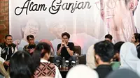Muhammad Zinedine Alam Ganjar, putra Capres nomor urut 03 Ganjar Pranowo menyerap aspirasi sejumlah anak muda yang hadir di Tabebuya Cafe, Wates, Kulon Progo, DI Yogyakarta, Senin (22/1/2024) (Istimewa)