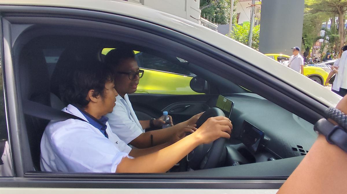 Bersaing di Pasar Mobil Listrik, BYD Uji Ketangguhan Atto 1 Lintasi Aspal Makassar-Maros