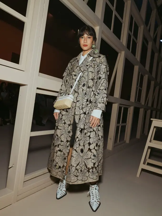 8 Inspirasi Outfit Preppy Style ala Dian Sastrowardoyo Buat Cewek Tomboy