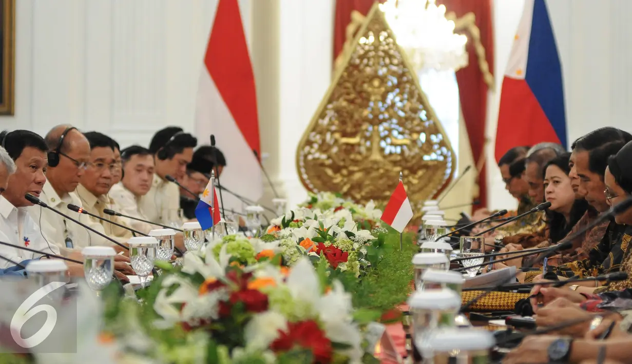 Masalah keamanan perairan Laut Sulu sebagai salah satu topik bahasan dalam pertemuan bilateral antara Indonesia dan Filipina di Istana Merdeka, Jakarta, Jumat (9/9). (Liputan6.com/Faizal Fanani)