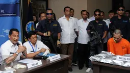 Kepala BNN, Komjen Pol Budi Waseso (kiri) memberi keterangan rilis penangkapan empat tersangka pengedar narkotika di Jakarta, Rabu (4/5/2016). BNN menyita 12,3 kg sabu, 3,8 gram ganja dan 2 butir ekstasi dari tersangka. (Liputan6.com/Helmi Fithriansyah)