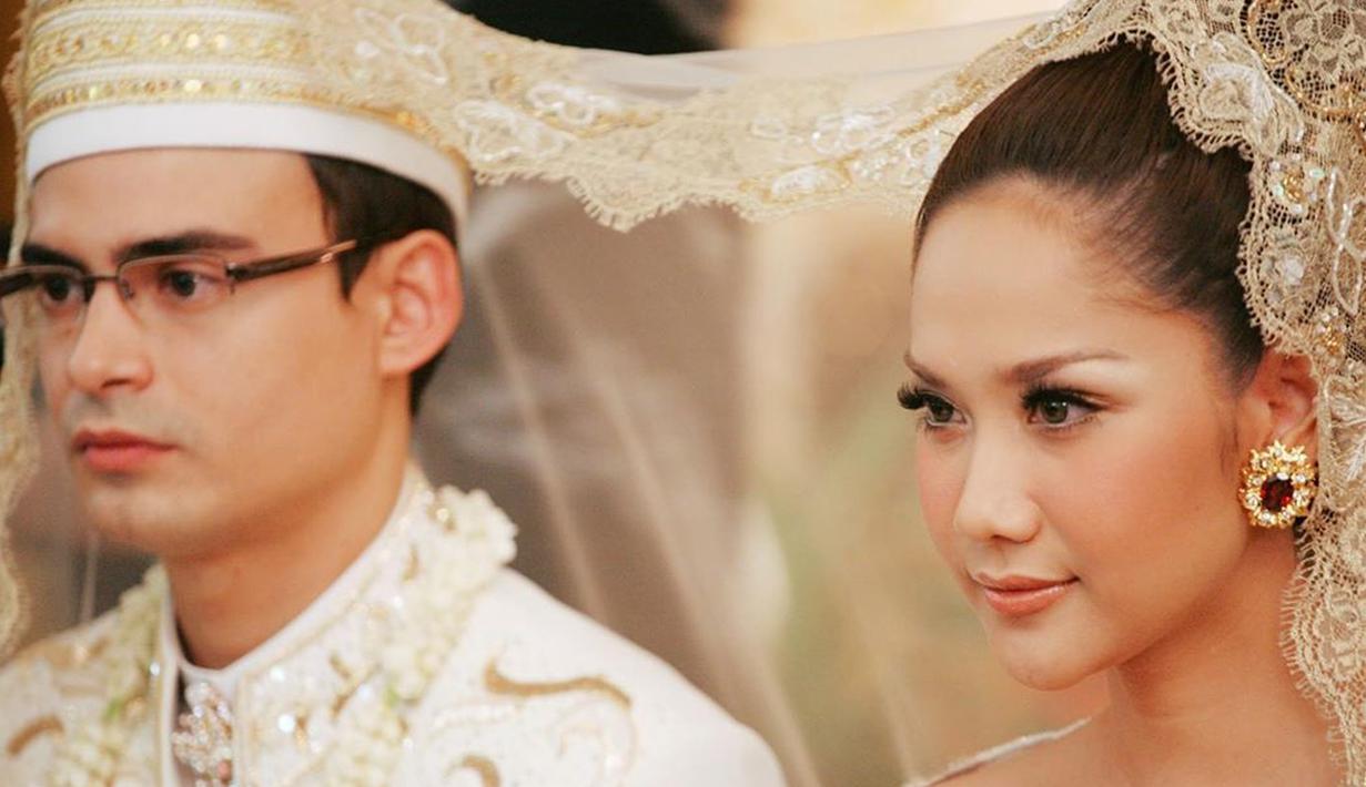 Penyanyi Bunga Citra Lestari saat dipinang Ashraf Sinclair pada November 2008. Ashraf Sinclair meninggal pukul 4.51 WIB di RS MMC Kuningan. (Instagram/@bclsinclair)