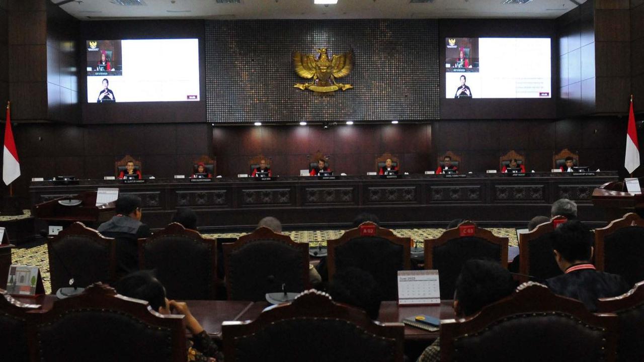 Keputusan itu dibacakan majelis hakim MK dalam sidang terbuka digelar pada Kamis (15/6) hari ini.