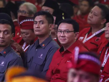 Mantan Gubernur DKI Jakarta Basuki Tjahaja Purnama atau Ahok saat menghadiri Kongres V PDIP di Denpasar, Bali, Kamis (8/8/2019). Ahok mengenakan kemeja merah berloga PDIP. (Liputan6.com/JohanTallo)