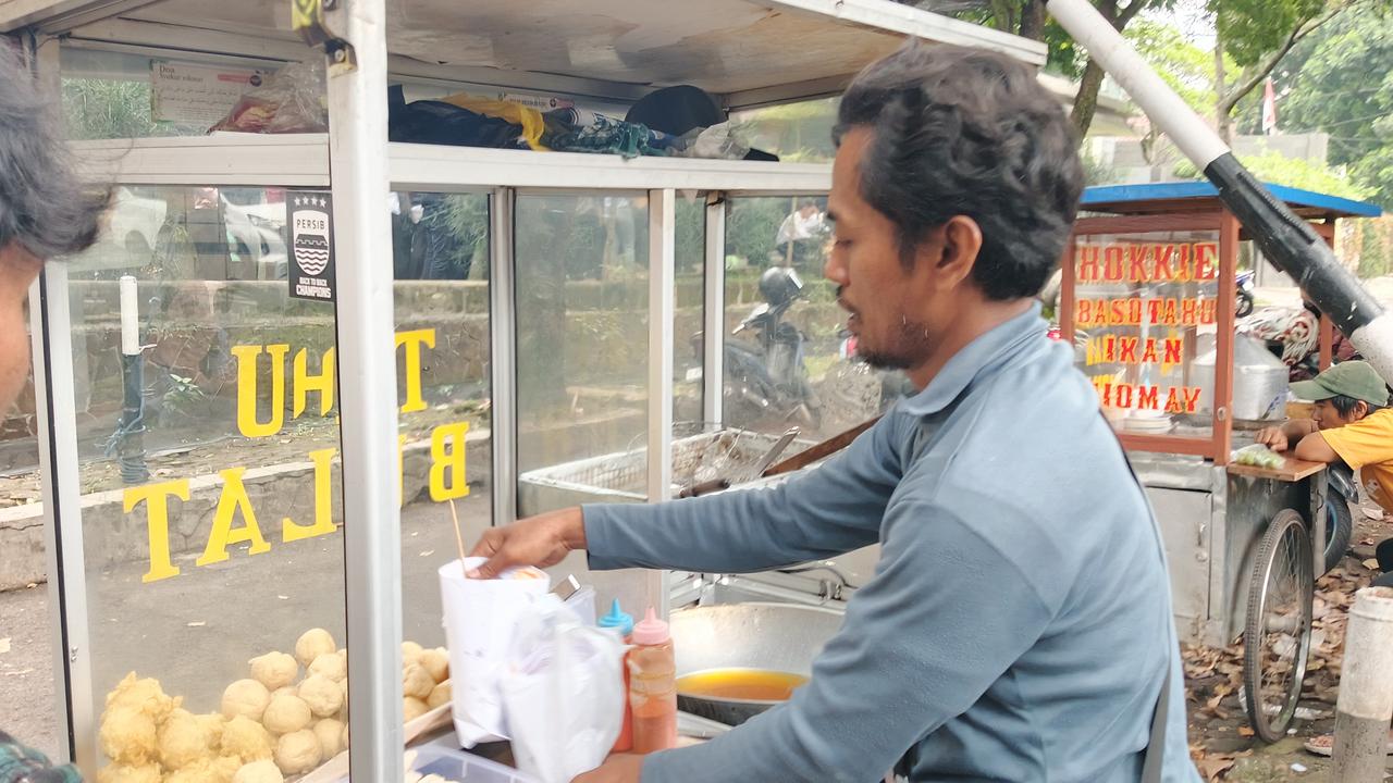 Tak Sekadar Menunggu, Tahu Bulat Jadi Pengisi Perut Para Pejuang Kerja