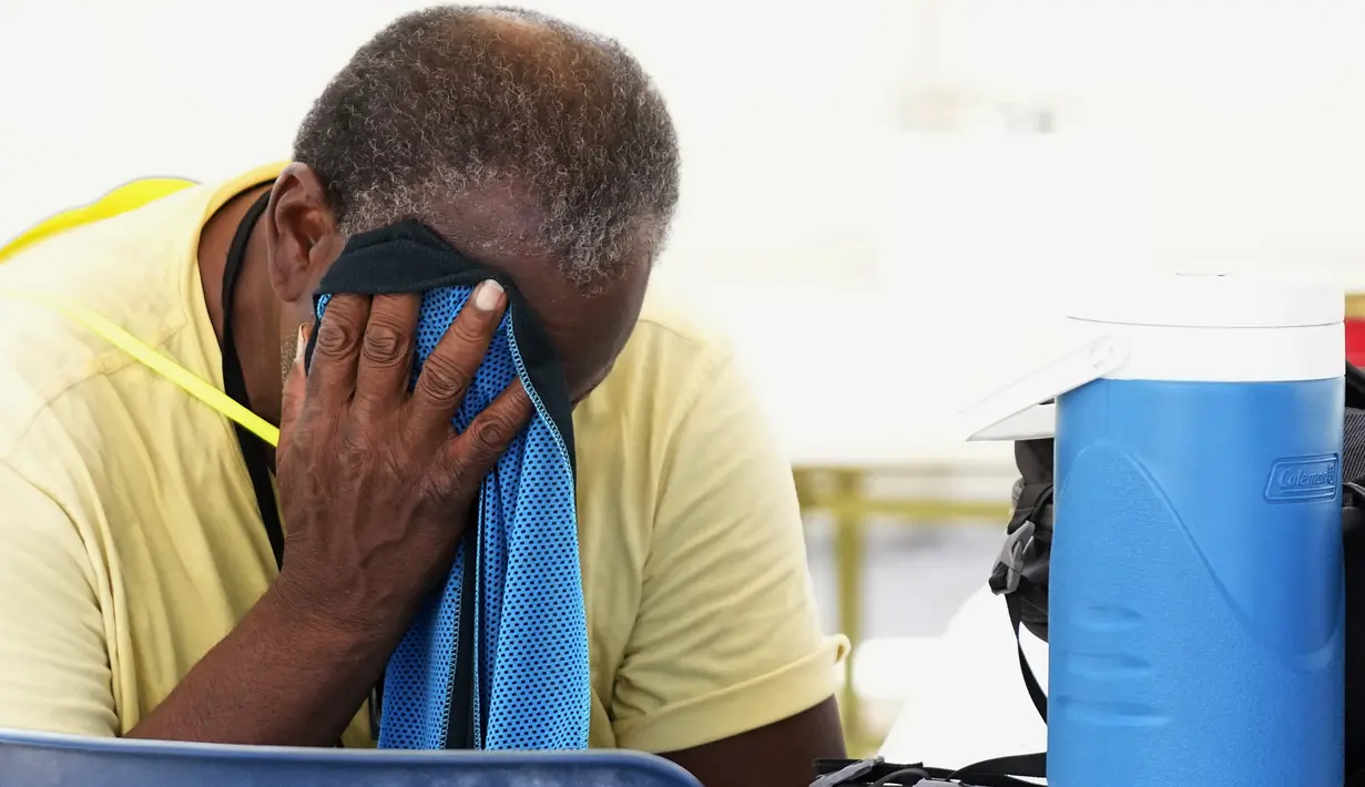 Pada hari Selasa, Phoenix mencapai tonggak sejarah yang menyedihkan: Ini adalah pertama kalinya kota ini mencatatkan 19 hari berturut-turut dengan suhu 110 derajat atau lebih tinggi, memecahkan rekor yang dibuat pada tahun 1974. (AP Photo/Ross D. Franklin)