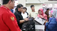 Kunjungi Eks Lokalisasi Dolly, Hasto PDIP Borong Batik dan Sepatu