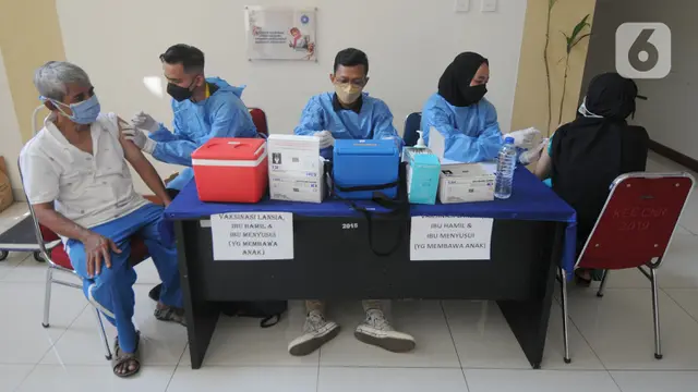 Warga Antre Vaksinasi di Kantor Kecamatan Cinere Depok