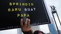 Aktivis Koalisi Masyarakat Sipil Anti Korupsi menunjukkan tulisan saat aksi Indonesia Berkabung di kawasan Bundaran HI Jakarta, Minggu (1/10). Aksi ini reaksi atas dikabulkannya permohonan praperadilan Setya Novanto. (Liputan6.com/Helmi Fithriansyah)