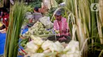 Kulit ketupat yang dijajakan oleh pedagang di kawasan Jakarta, Selasa (27/6/2023). (Liputan6.com/Angga Yuniar)