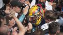 Pebalap Mercedes, Lewis Hamilton dikerubutin awak timnya usai menjuarai ajang Formula One Canadian Grand Prix di Montreal, Canada, (11/6/2017).  (Tom Boland/The Canadian Press via AP)