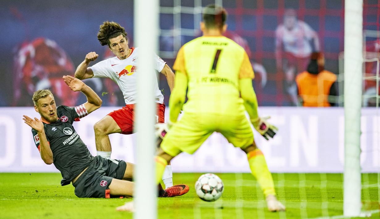 Thomas Doll berharap pemain berusia 32 tahun itu dapat berkontribusi besar untuk Macan Kemayoran. (AFP/Robert Michael)