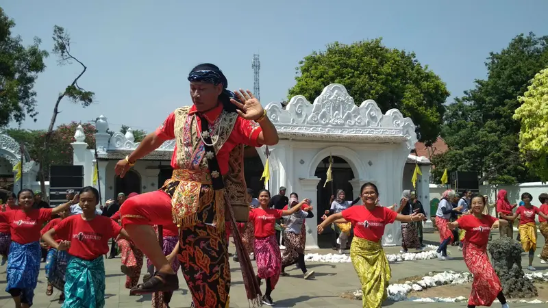 Akhir Pekan Menari Topeng Cirebon Bersama Pengunjung di Keraton Kasepuhan