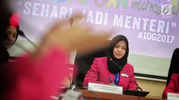 Seorang pelajar asal Sumatera Utara, Ayu Juwita menjadi Menteri Pemberdayaan Perempuan dan Perlindungan Anak saat diskusi Sehari Jadi Menteri yang diselenggarakan Plan International Indonesia di Jakarta, Rabu (11/10). (Liputan6.com/Faizal Fanani)