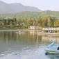 Wisatawan lokal saat menaiki bebek apung di danau perintis, Bonebol (Arfandi/Liputan6.com)