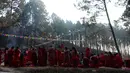 Para wanita Hindu Nepal bersiap melakukan ritual mandi suci selama Festival Swasthani Brata Katha di Hutan Changu Narayan di Bhaktapur, Nepal, (8/2). (AFP Photo / Prakash mathema)