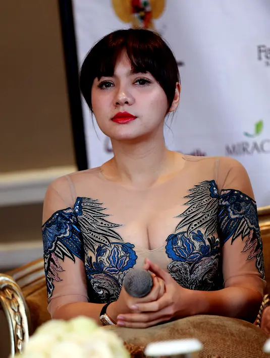 Vicky Shu mengaku mempelajari bagaimana desain baju yang di buat Diana Putri bisa serasi dengan sepatu yang ia desain. (Wimbarsana Kewas/Bintang.com)