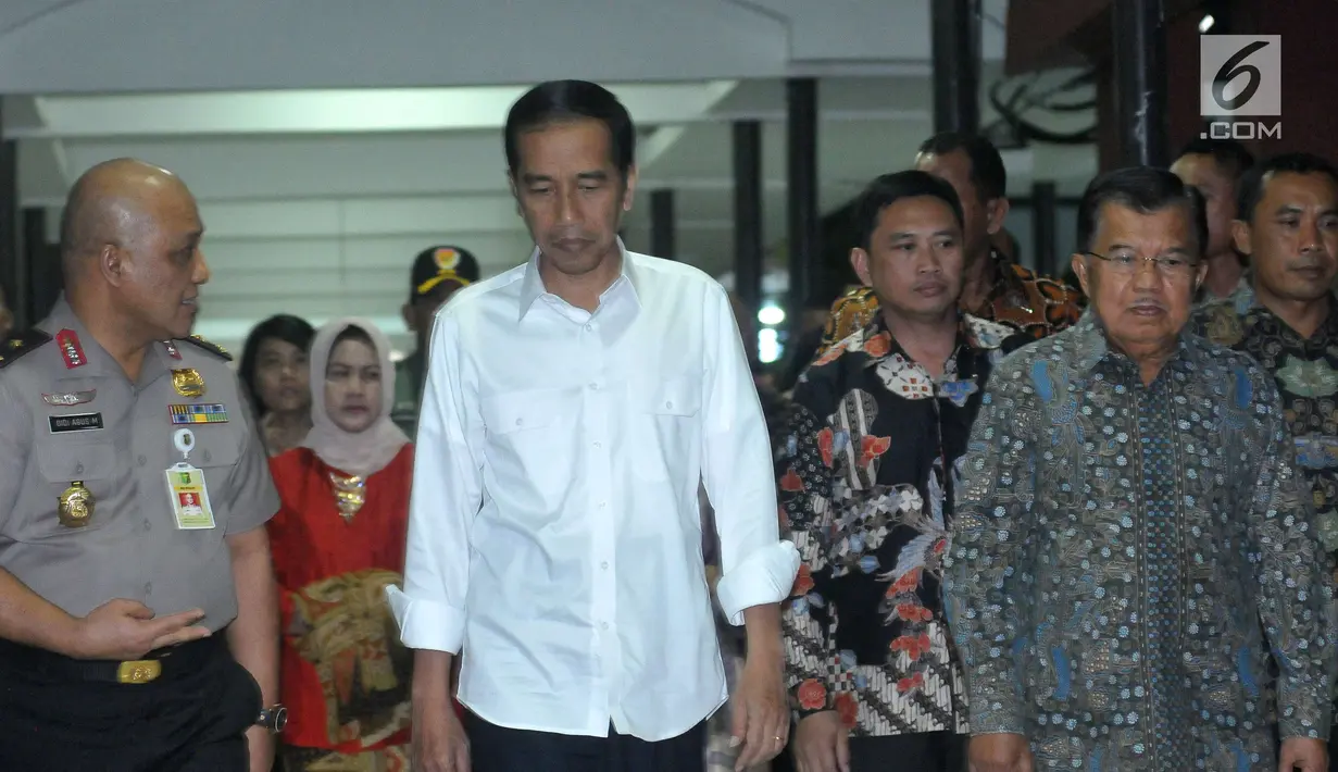 Presiden Jokowi dan Wakil Presiden Jusuf Kalla usai menjenguk korban bom kampung melayu di RS Polri Kramatjati Kamis (25/5). Jokowi menegaskan, tidak ada tempat di negara kita, untuk terorisme. (Liputan6.com/Helmi Afandi)