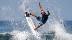 Peselancar asal AS, Kelly Slater melakukan lompatan saat kejuaraan selancar dunia bertajuk "Corona Bali Protected" di Pantai Keramas, Gianyar, Bali, Minggu (19/5/2019). Event yang diberinama Corona Bali ProTected digelar pada 13 Mei hingga 25 Mei 2019. (SONNY TUMBELAKA / AFP)