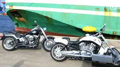 Sejumlah motor gede (moge) sitaan KPK dari Bupati Hulu Sungai Tengah (HST) nonaktif Abdul Latif tiba di Pelabuhan Tanjung Priok, Jakarta, Senin (19/3). KPK membawa aset sitaan ini untuk kepentingan pembuktian perkara. (Liputan6.com/Angga Yuniar)