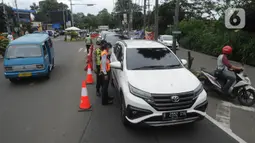 Petugas gabungan menghentikan pengendara mobil yang hendak menuju Puncak di Simpang Gadog, Bogor, Kamis (24/12/2020). Polisi bakal menutup jalur Puncak guna mengantisipasi lonjakan volume kendaraan dan penyebaran Covid-19 seiring peringatan malam tahun baru. (merdeka.com/Arie Basuki)