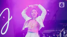 Aksi panggung Marion Jola saat tampil dalam festival musik Love Fest 2020 di Istora Senayan, Jakarta, Sabtu (22/2/2020). Dalam penampilannya Marion membawakan sejumlah lagu hitsnya seperti tak ingin pisah lagi, rayu, favorite sin. (Liputan6.com/Faizal Fanani)