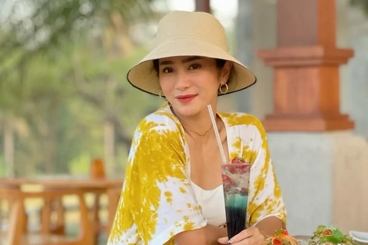FOTO: Gaya Bunga Zainal Pakai Topi Saat Liburan, Curi Perhatian
