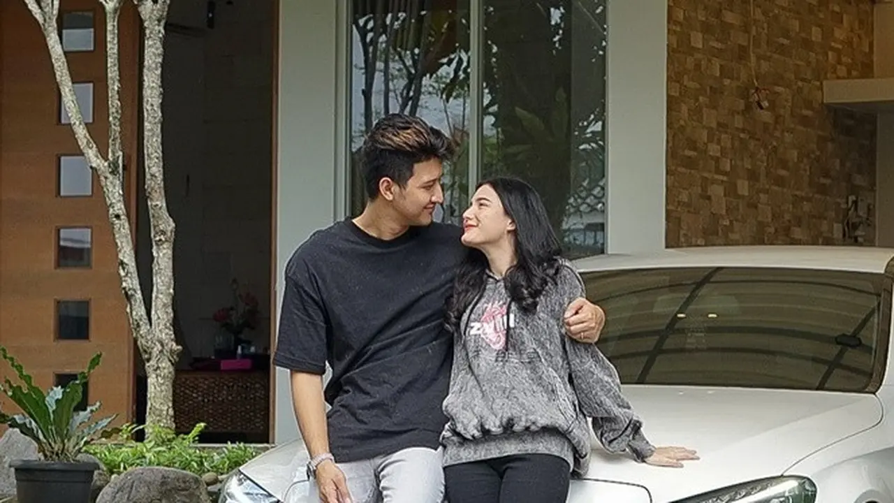 7 Potret Rumah Aditya Zoni dan Yasmine Ow, Berkonsep Kayu Bak Resort