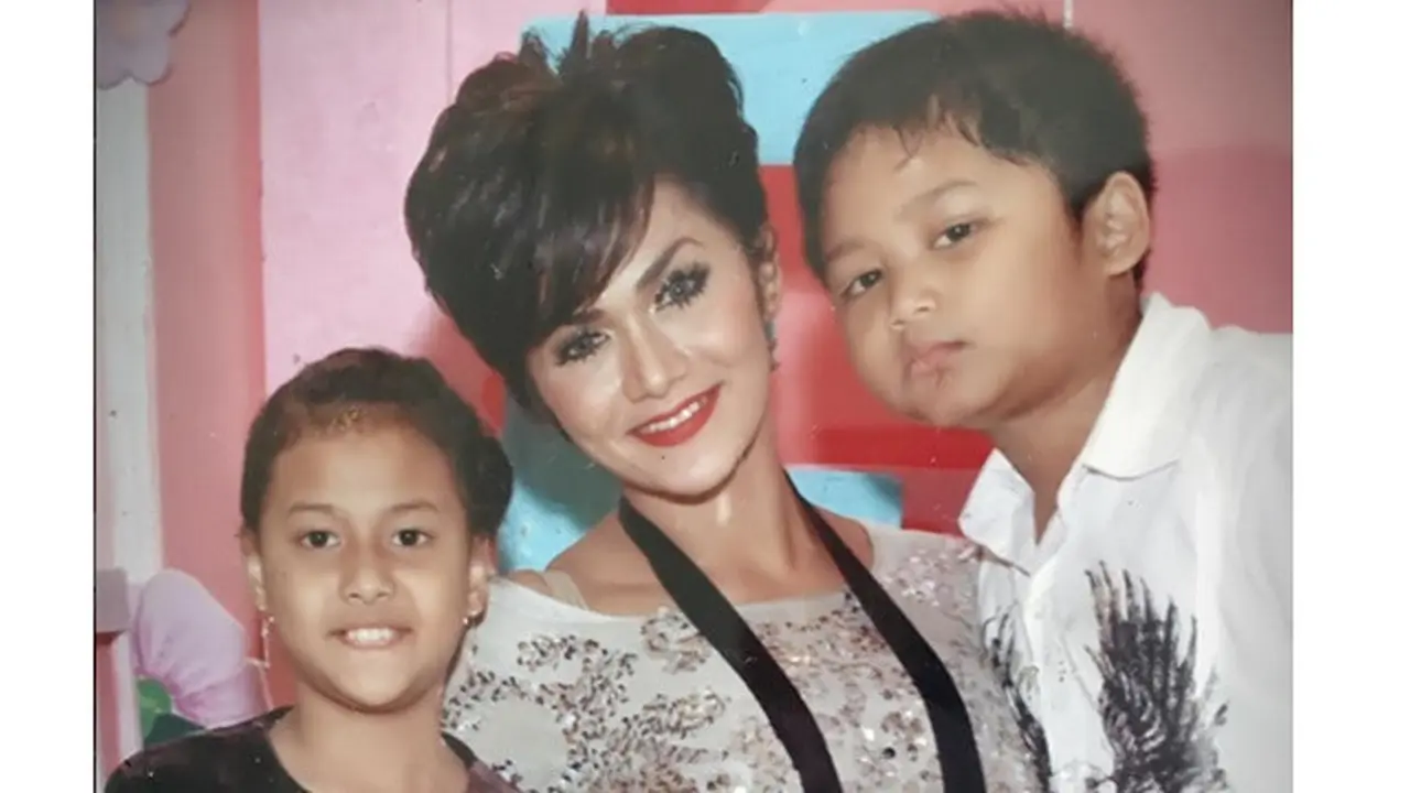 Pengen Tinggal Serumah, Ini 6 Foto Jadul Krisdayanti Asuh Aurel dan Azriel