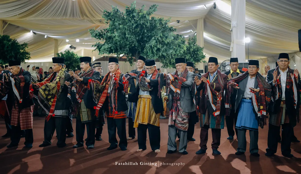 Manortor kedua atau Margalanggang akan berlangsung semalam suntuk. Dari pukul 20.00 sampai 08.00 pagi esok harinya, yang mana kemudian masih dilanjutkan dengan manortor ketiga dan seterusnya. (Foto: Fatahillah Ginting Fotography Medan)