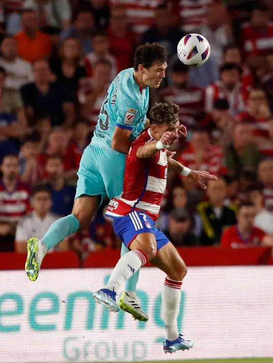 Laga Granada kontra Barcelona berjalan sengit. Tuan rumah bahkan mencetak gol cepat setelah Zaragoza yang mendapat umpan terobosan, langsung mengeksekusi peluang itu tanpa kontrol. (AP Photo/Fermin Rodriguez)