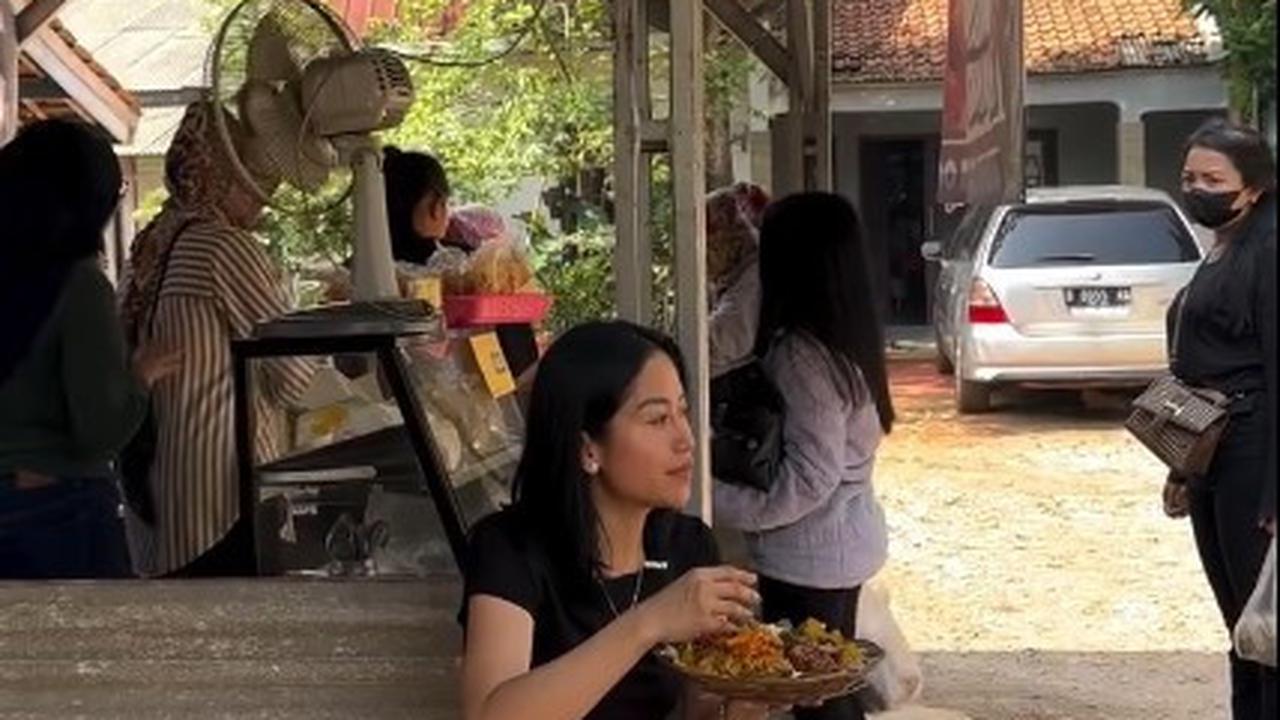 Buka Warung Makanan Sunda, Begini 7 Gaya Eriska Nakesya Istri Young Lex saat Jualan Layani Pembeli