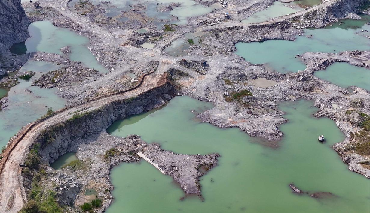 Kebijakan itu diberlakukan setelah banyak perusahaan tambang yang dinilai melanggar aturan dan mengabaikan Surat Edaran Gubernur Jawa Barat tertanggal 19 September 2025. (merdeka.com/Arie Basuki)