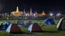 Pengunjuk rasa pro-demokrasi yang menduduki Sanam Luang, lapangan bersejarah untuk unjuk rasa semalam, memasak makanan di Bangkok, Thailand (20/9/2020). (AP Photo/Wason Wanichakorn)