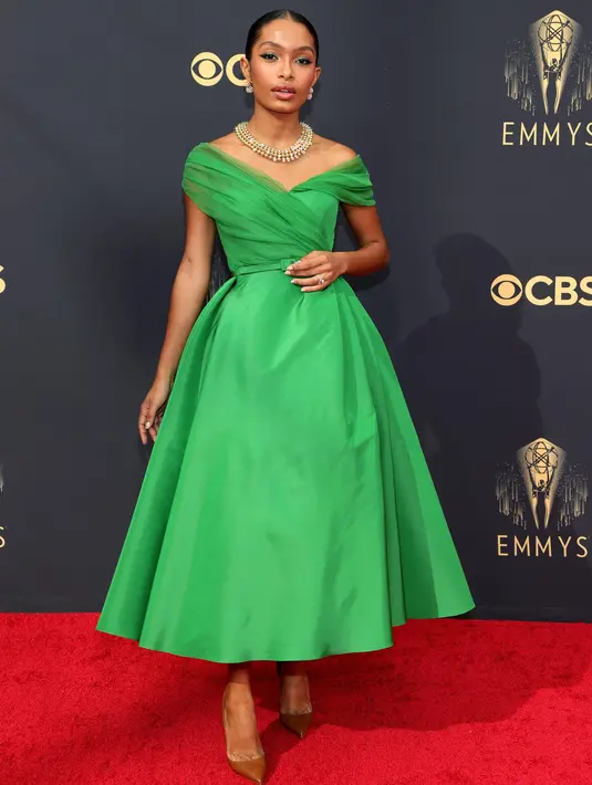 Yara Shahidi, bintang 'Black-ish" tampil cantik dan klasik dalam balutan gaun hijau Christian Dior yang di-styling oleh Jason Bolden (Foto: Dior)