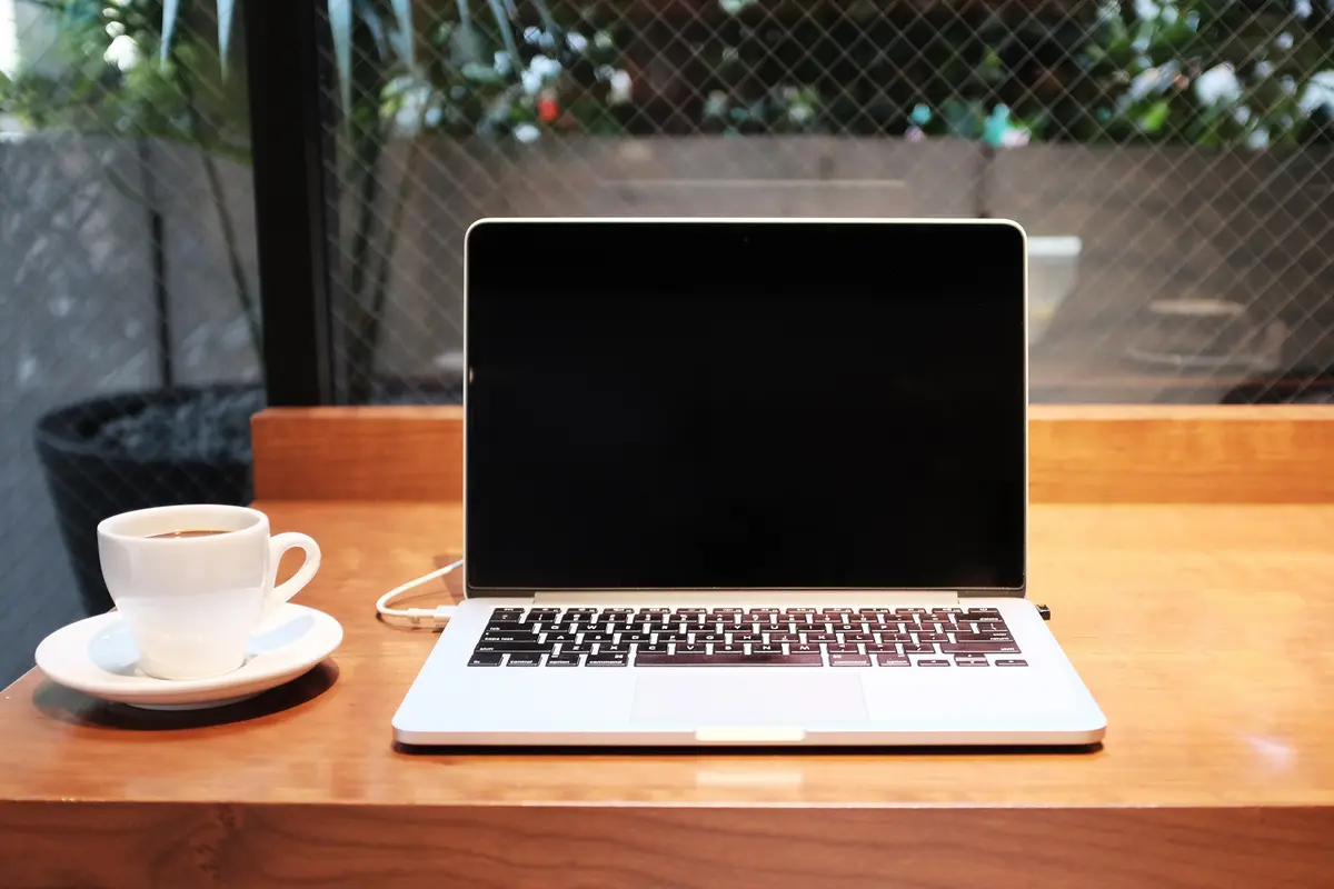 ilustrasi laptop mati black screen