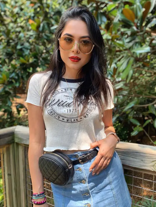 Wanita asal Meksiko ini pun nampaknya memiliki banyak koleksi kacamata hitam. Dalam berbagai potretnya, kacamata hitam yang dikenakan pun selalu berganti model. (Liputan6.com/IG/andreamezamx)