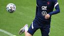 Pemain depan Prancis, Karim Benzema mengontrol bola selama sesi latihan menjelang pertandingan persahabatan dengan Bulgaria di Stade de France, utara Paris, Senin (7/6/2021). Timnas Prancis akan bersua Bulgaria pada laga uji coba jelang Euro 2020, Rabu (9/6) dinihari WIB. (FRANCK FIFE / AFP)