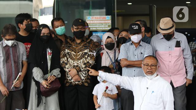 FOTO: Momen Novel Baswedan dkk Tinggalkan Gedung Merah Putih KPK