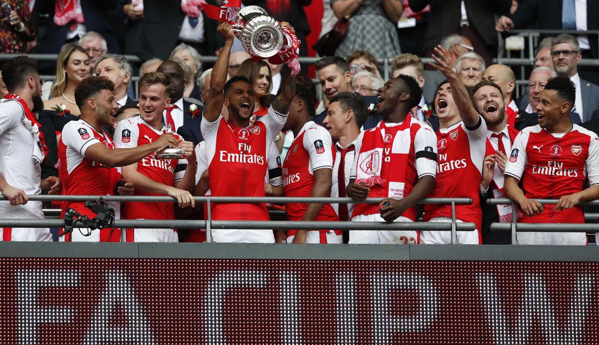 Theo Walcott meraih trofi  Piala FA bersama Arsenal pada musim 2014-2015 dan 2016-2017 serta Community Shield 2015 dan 2017. (AFP/Adrian Dennis)