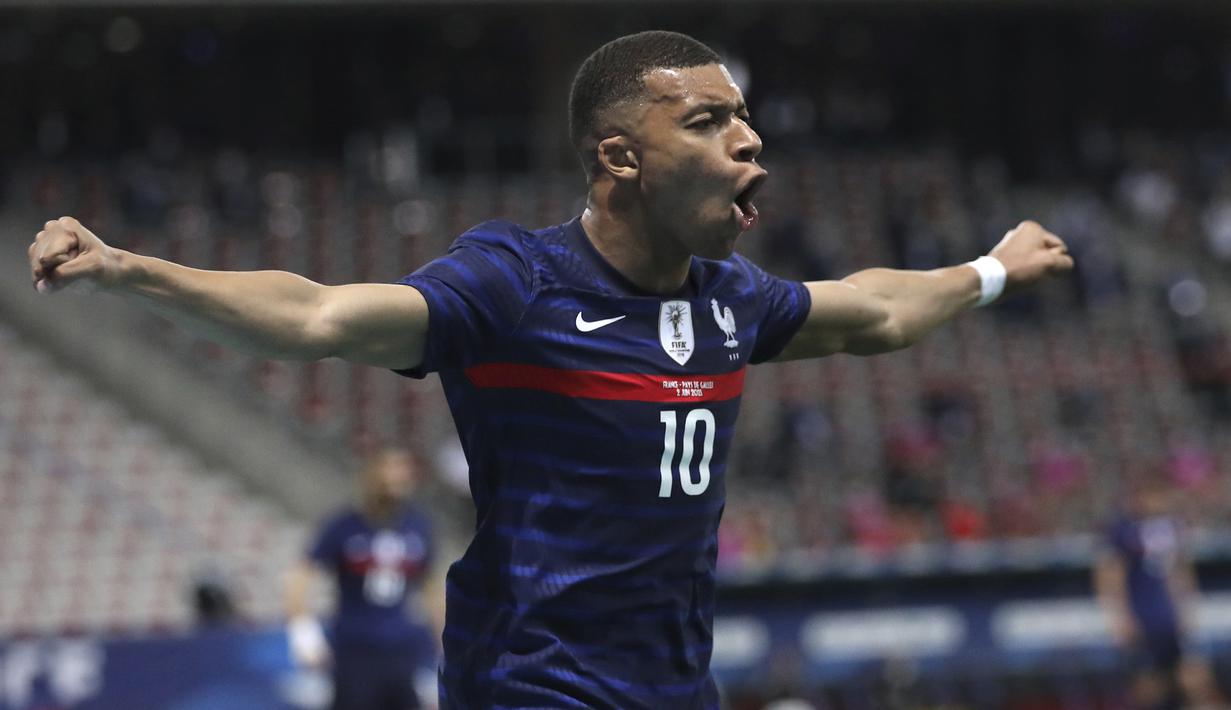 Striker Prancis, Kylian Mbappe melakukan selebrasi usai mencetak gol pertama timnya ke gawang Wales dalam laga uji coba menjelang berlangsungnya Euro 2020 di Allianz Riviera Stadium, Nice, Rabu (2/6/2021). Prancis menang 3-0 atas Wales. (AP/Daniel Cole)