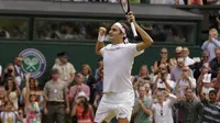 Roger Federer memenangkan gelar juara Wimbledon ke-8 usai mengalahkan Marin Cilic, Minggu (16/7/2017) (AP Photo/Tim Ireland)