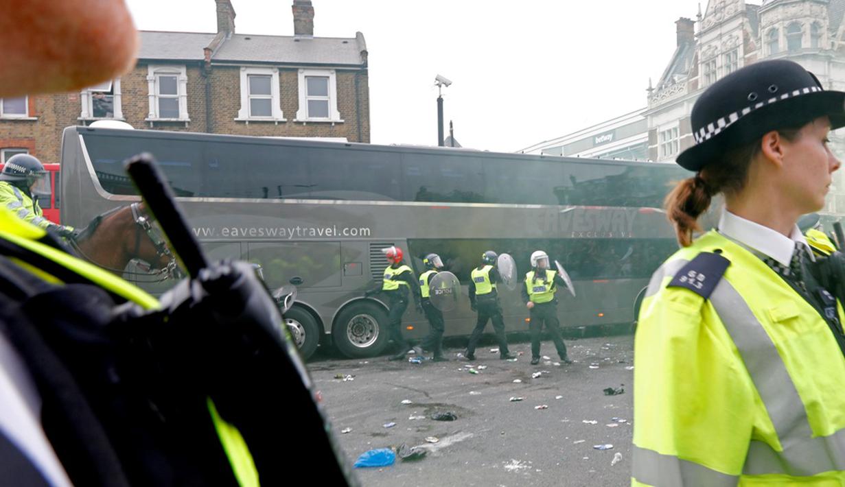 Polisi menjaga ketat bus Manchester United jelang laga melawan West Ham United di Boleyn Ground, London, Rabu (11/5/2016) dini hari WIB. (Reuters/Eddie Keogh)