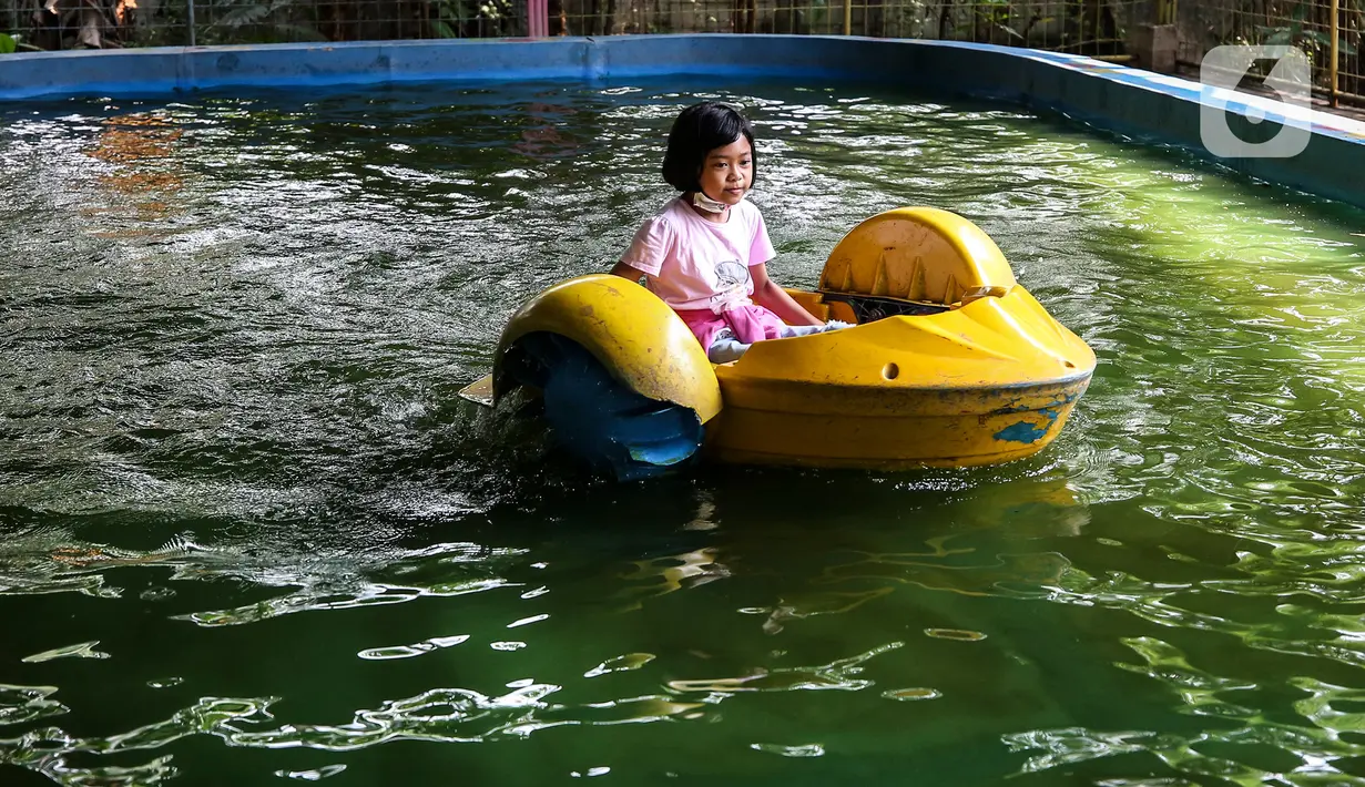 Seorang anak menaiki salah satu wahana di lokasi wisata Kampung Main Cipulir, Jakarta, Minggu (13/6/2021). Kampung Main Cipulir menjadi liburan alternatif bagi warga, dikarenakan harganya yang terjangkau dan Pengelola menerapkan protokol kesehatan bagi setiap pengunjung. (Liputan6.com/Johan Tallo