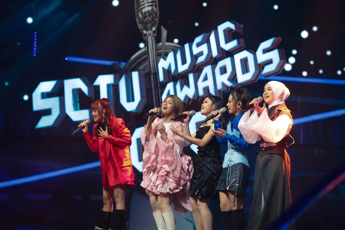 FOTO: Rizky Febian dan Adrian Khalif Raih Tiga Piala SCTV Music Awards 2026