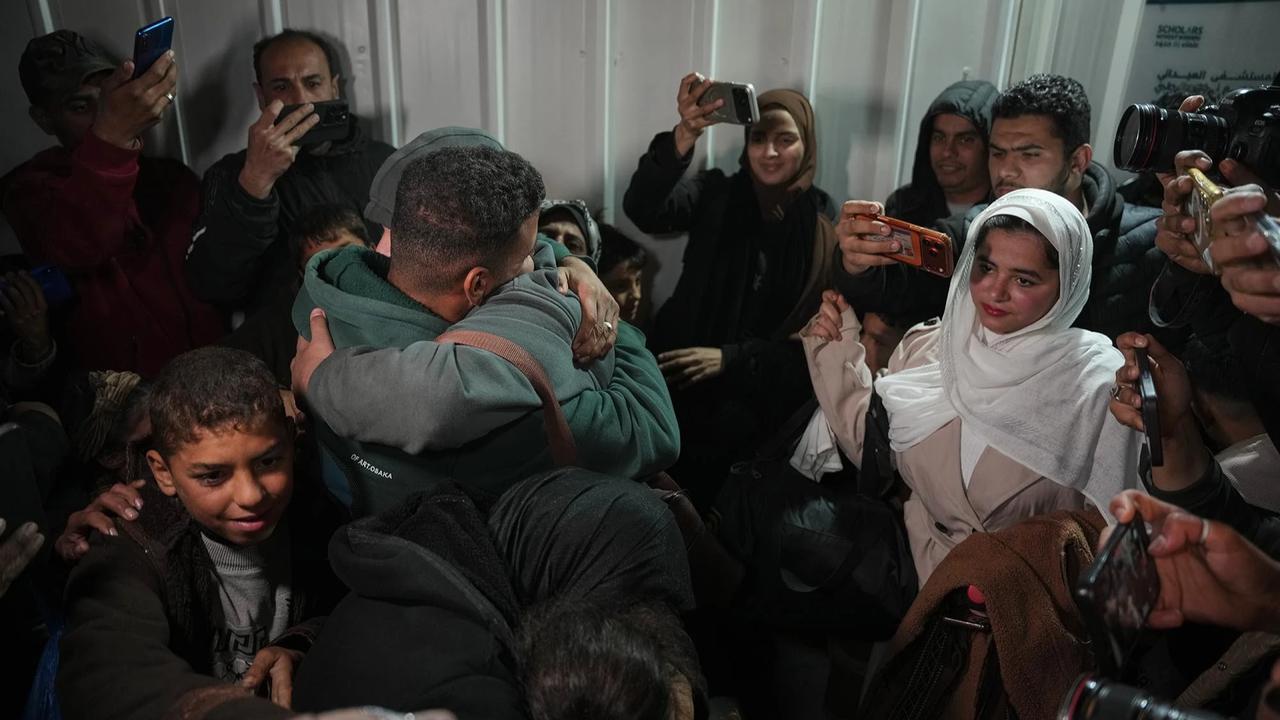 FOTO: Pelukan Haru Menyatukan Kembali Warga Gaza yang Terpisah Bertahun Tahun Akibat Serangan Israel