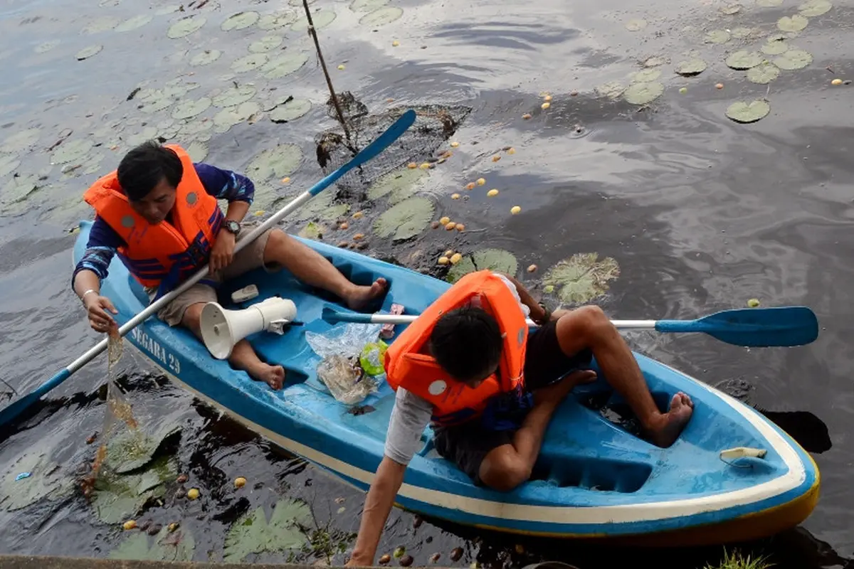 Pemuda Bengkulu Gelar Aksi Bersih Danau Dendam Tak Sudah