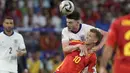 Gelandang Timnas Inggris, Declan Rice (atas) berebut bola dengan striker Timnas Spanyol, Dani Olmo pada laga final Euro 2024 di Olympiastadion, Berlin, Jerman, Minggu (14/7/2024). (AP Photo/Matthias Schrader)